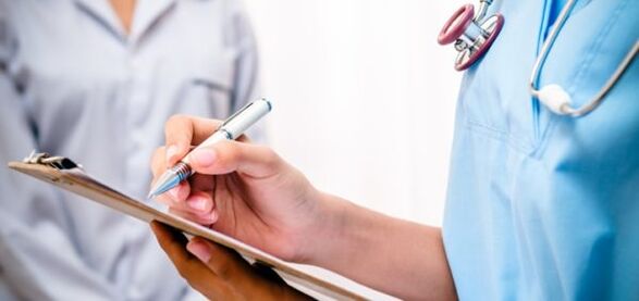 Doktorning pastki orqa og'riqni davolash uchun davolanadi