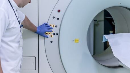 Shifokor MRI apparatlarini boshqaradi